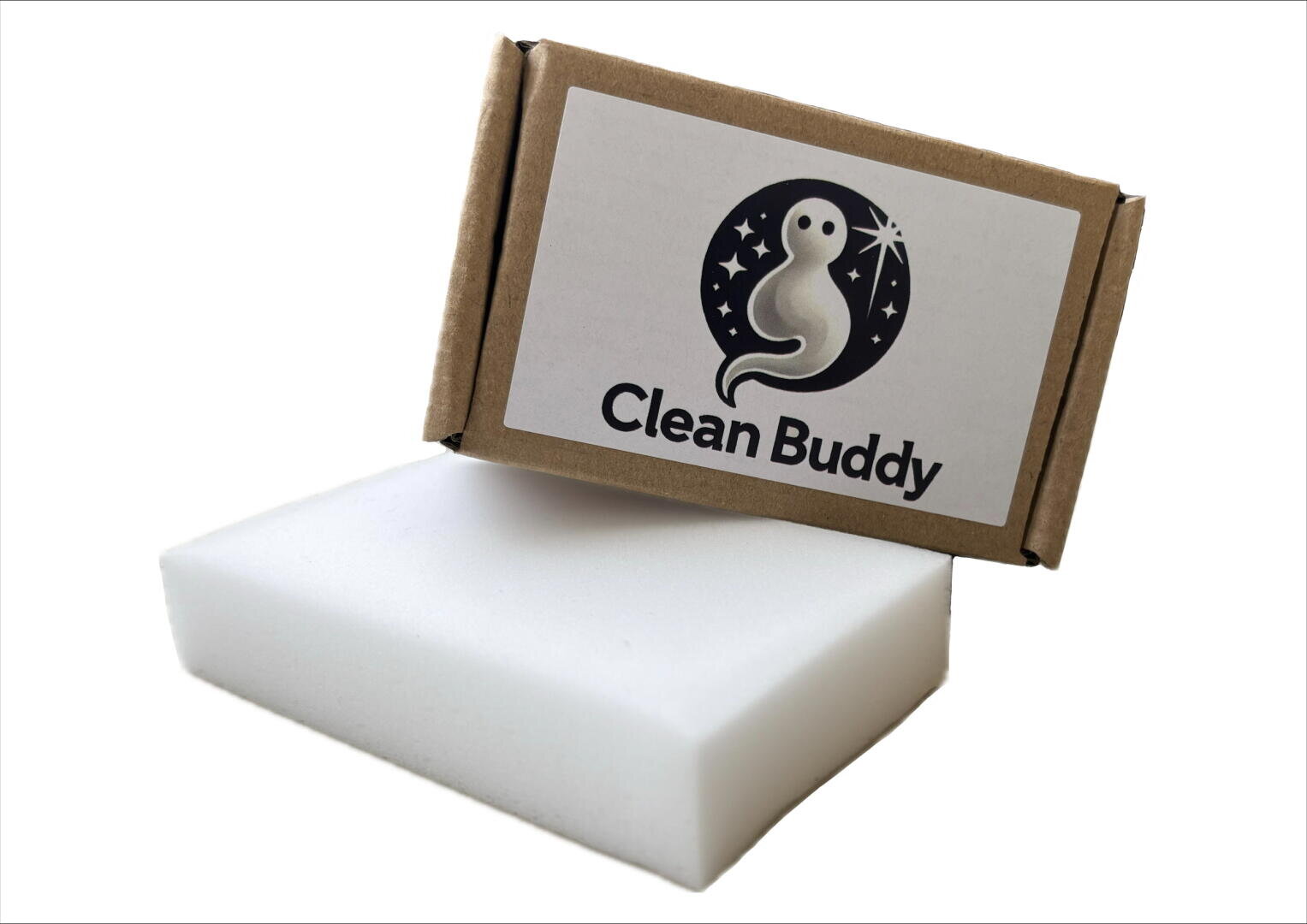 Ein weißer Reinigungsschwamm liegt neben einer braunen Schachtel mit der Aufschrift Clean Buddy, auf der eine geisterhafte Figur in einem schwarzen Kreis mit Sternen zu sehen ist, alles auf weißem Hintergrund.