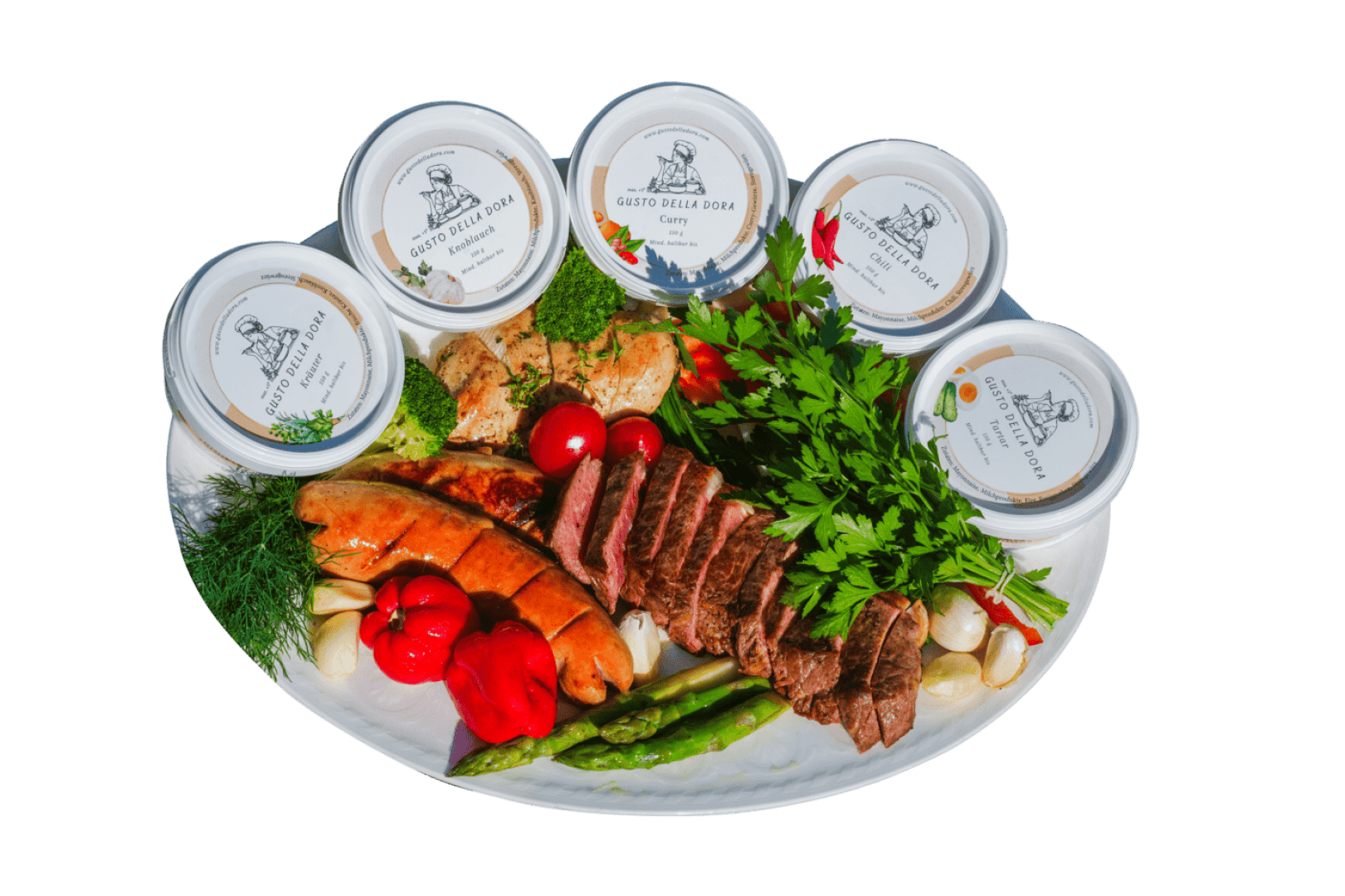 Eine Platte mit gegrilltem Fleisch, Würstchen, Hähnchen, Spargel, rotem Paprika, Kräutern und Knoblauch, umgeben von fünf kleinen Behältern mit Gewürzen mit der Aufschrift Gusto Della Dopa auf weißem Hintergrund.