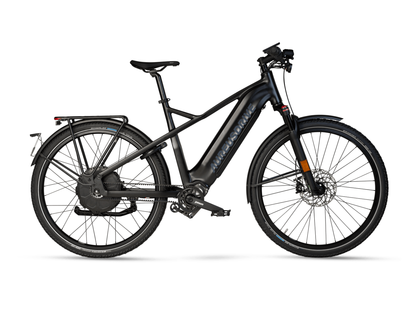 Ein schwarzes Elektrofahrrad mit stabilem Rahmen, Vorderradfederung, Scheibenbremsen, Gepäckträger und Schutzblechen, von der Seite gesehen auf einem schlichten weißen Hintergrund.