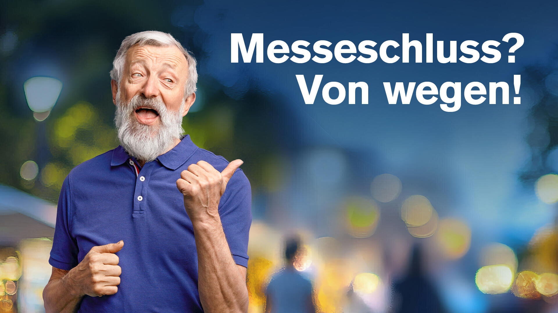 Ein älterer Mann mit grauem Bart und blauem Polohemd zeigt nach rechts und lächelt mit einem verspielten Ausdruck. Weißer deutscher Text lautet: Messeschluss? Von wegen! Unscharfe Außenbeleuchtung und Menschen im Hintergrund.