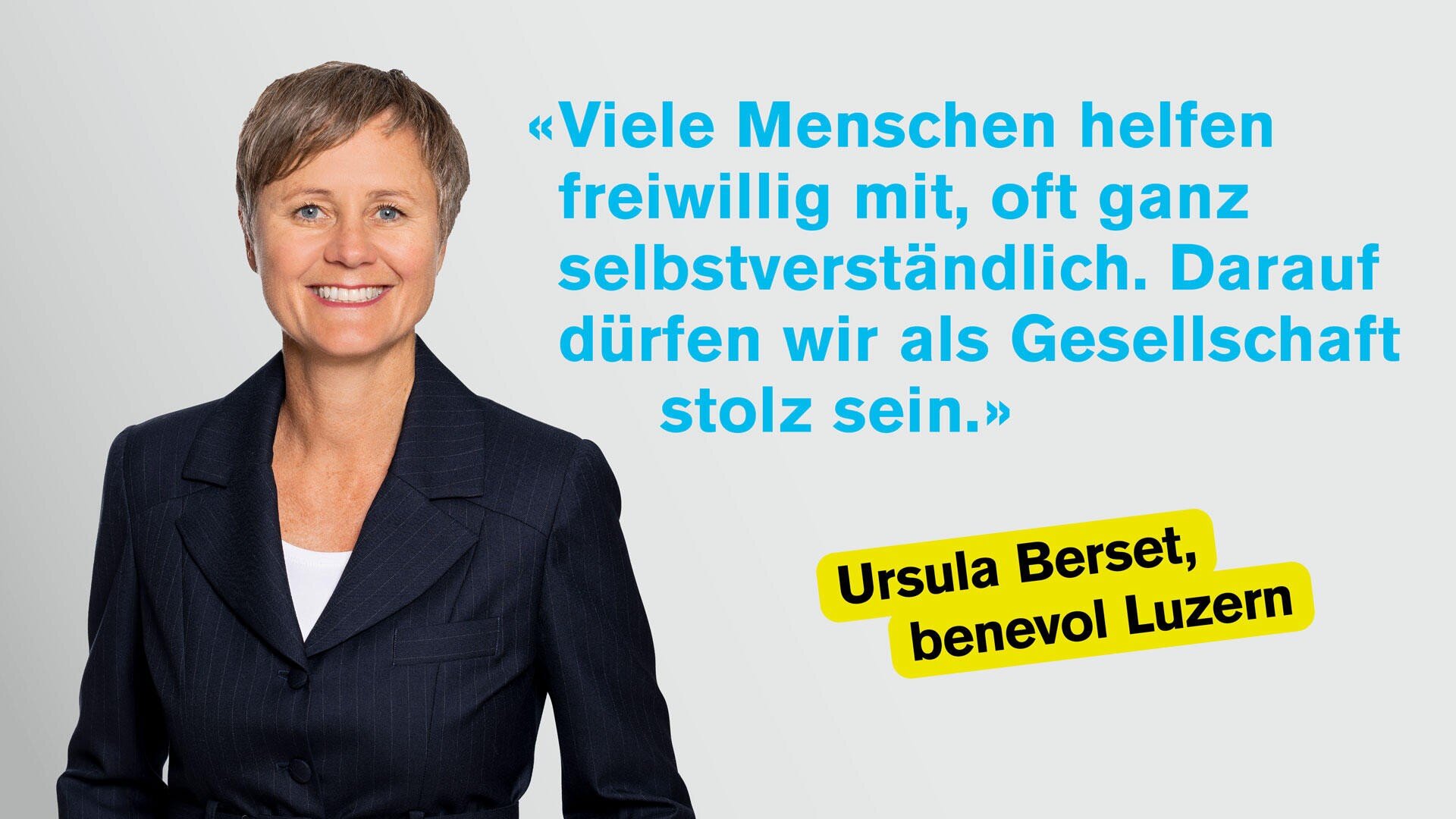 Eine lächelnde Frau in einem dunklen Blazer steht neben einem Zitat in deutscher Sprache über Freiwilligenarbeit. Unter dem Zitat ist der Name Ursula Berset, benevol Luzern, gelb hervorgehoben.