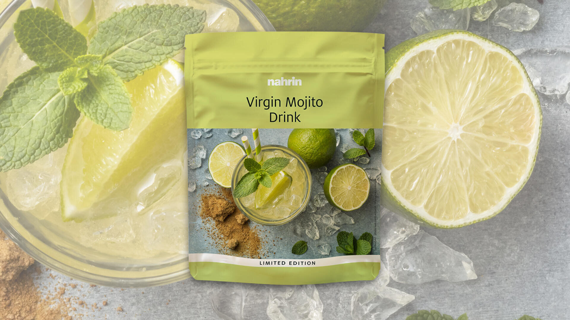 Eine Packung mit der Aufschrift Virgin Mojito Drink liegt auf Eis mit Limetten, Minzblättern und braunem Zucker; auf der Verpackung ist ein Mojito mit Limetten und Minze abgebildet.