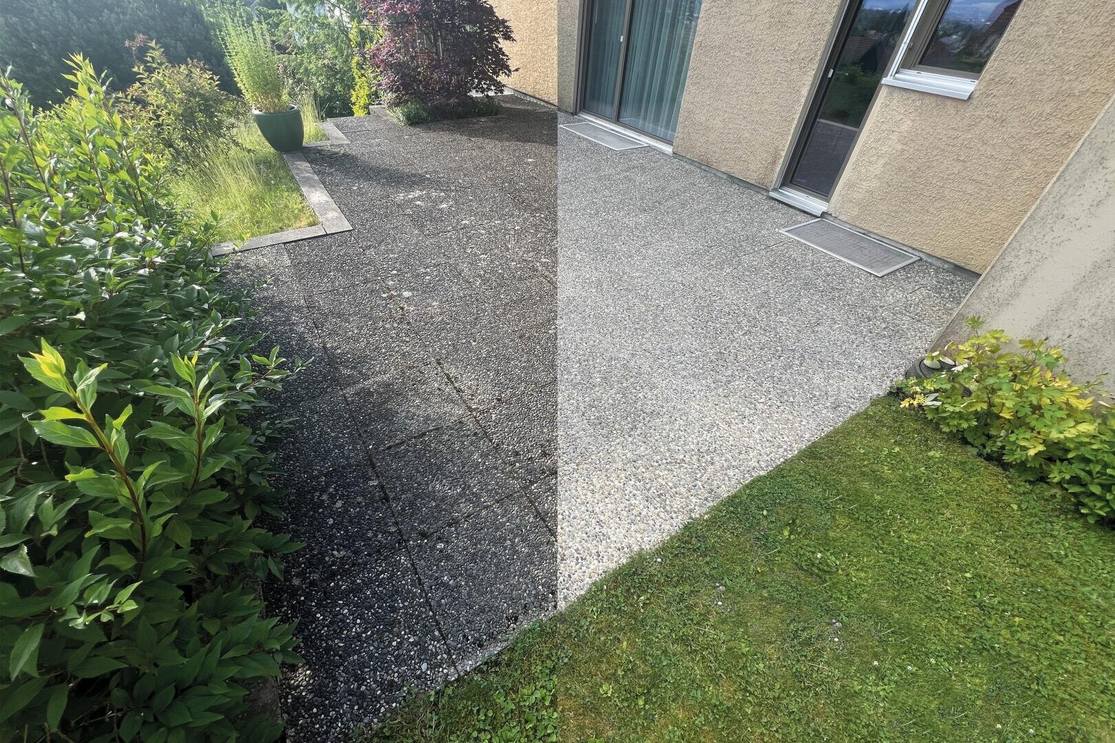 Eine Terrasse, von oben gesehen, ist in zwei Hälften geteilt; die linke Seite zeigt dunkle, schmutzige Steine mit überwucherten Pflanzen, während die rechte Seite sauber, hell und aufgeräumt ist, mit gestutztem Gras und einer gepflegten Umgebung.