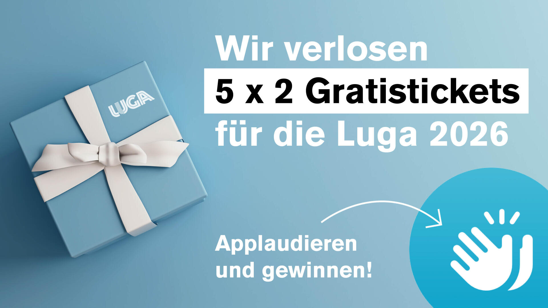 Ein hellblauer Geschenkkarton mit weißem Band steht auf blauem Hintergrund. Der Text lautet: Wir verlosen 5 x 2 Gratistickets für die Luga 2026. Applaudieren und gewinnen! mit einem weißen Symbol für klatschende Hände auf der rechten Seite.
