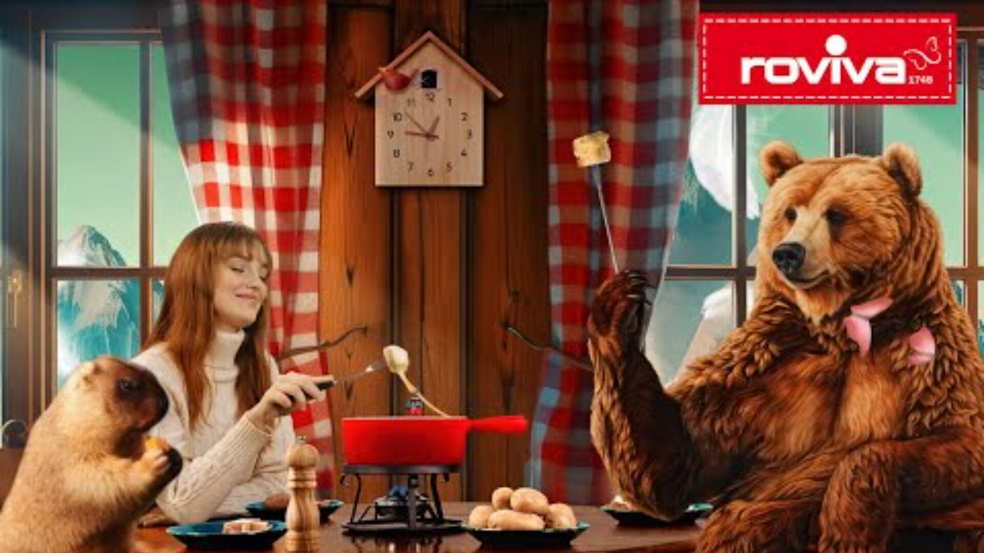 Eine Frau, ein Murmeltier und ein Bär mit einer rosa Schleife sitzen an einem Holztisch und genießen Fondue in einer gemütlichen Hütte mit rotkarierten Vorhängen. Das Roviva-Logo erscheint in der oberen rechten Ecke.