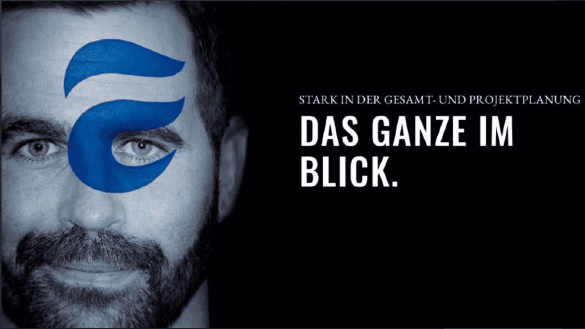 Auf der linken Seite ist ein Mann mit einem blauen abstrakten Muster über seinem rechten Auge abgebildet. Auf der rechten Seite steht ein deutscher Text: Stark in der Gesamt- und Projektplanung. Das Ganze im Blick. Der Hintergrund ist schwarz.
