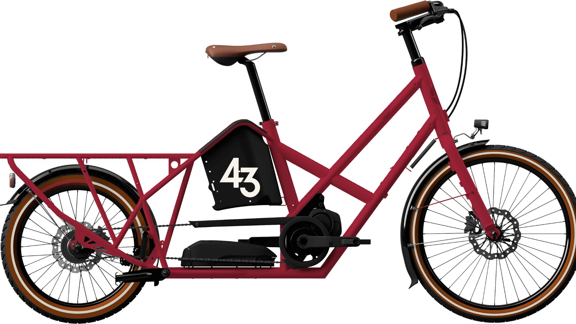 Ein rotes Elektro-Lastenfahrrad mit braunem Sattel, schwarzer Batterie, breitem Gepäckträger und der Aufschrift 43 auf dem Rahmen, von der Seite gesehen auf weißem Hintergrund.