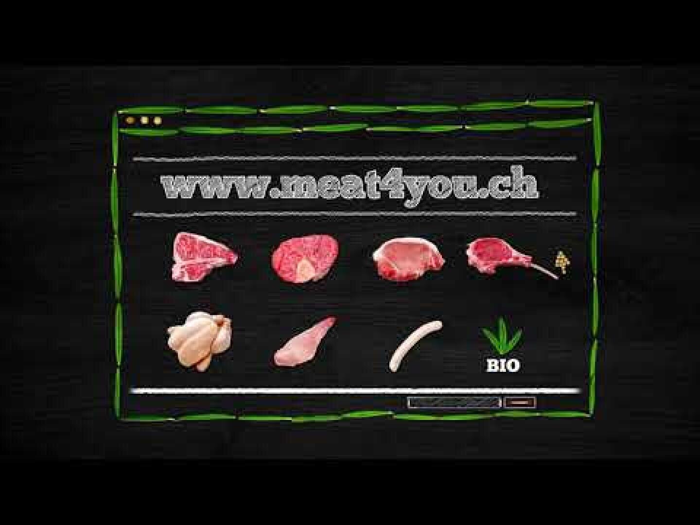 Ein illustriertes Website-Banner zeigt www.meat4you.ch über Zeichnungen verschiedener Fleischsorten, darunter Steak, Hähnchen und Wurst, mit einem BIO-Etikett und einem grünen Blattsymbol auf schwarzem Kreidehintergrund.