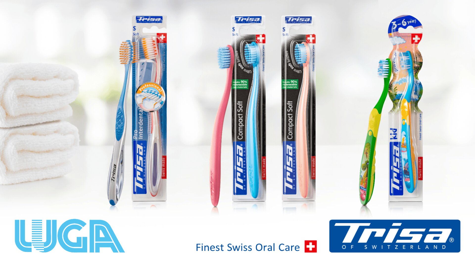Fünf verpackte Trisa-Zahnbürsten stehen in einer Reihe, jede mit unterschiedlichen Farben und Etiketten. Auf der linken Seite befinden sich zwei weisse Handtücher. Unten stehen die Logos UGA und Trisa mit Finest Swiss Oral Care.