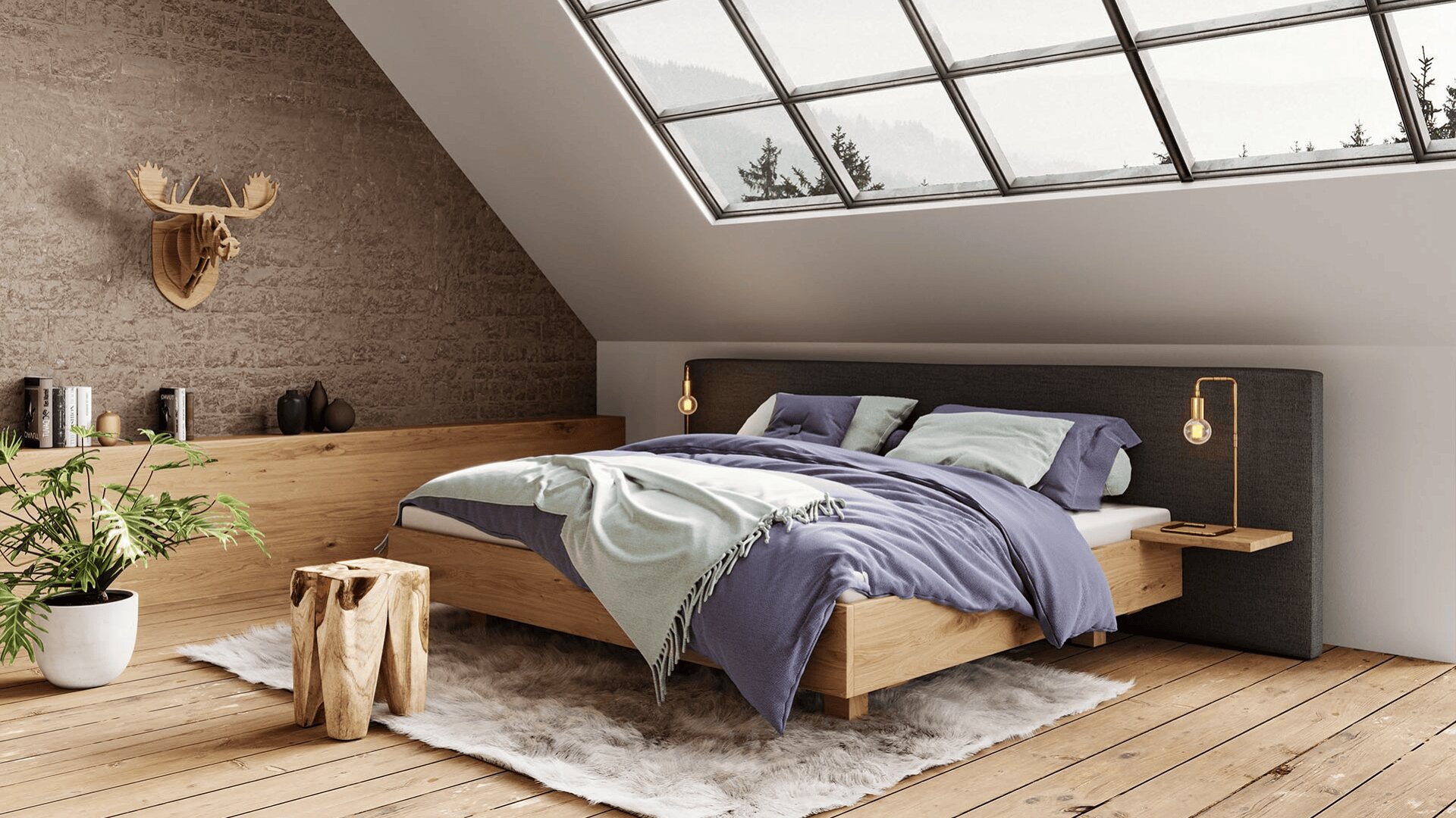 Modernes Schlafzimmer im Dachgeschoss mit großen Dachfenstern, einem Holzbett mit grauer und lavendelfarbener Bettwäsche, einem zotteligen Teppich, Pflanzen und minimalistischer Dekoration, darunter ein Holzhocker und ein Elchkopf als Wandschmuck.