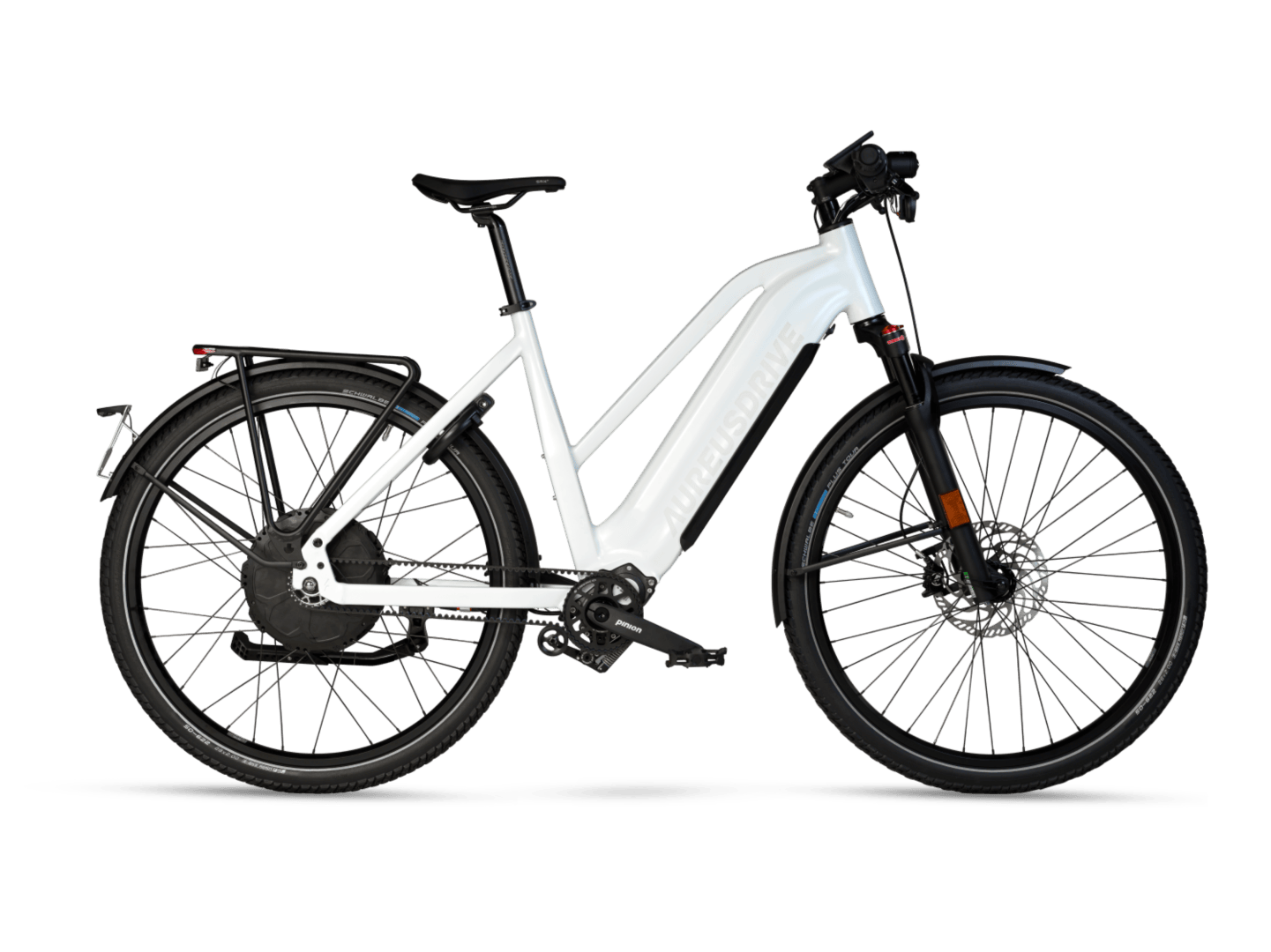 Ein weißes Elektrofahrrad mit durchgehendem Rahmen, vorderer Federung, hinterem Gepäckträger und Schutzblechen, dargestellt in Profilansicht vor einem schlichten weißen Hintergrund.