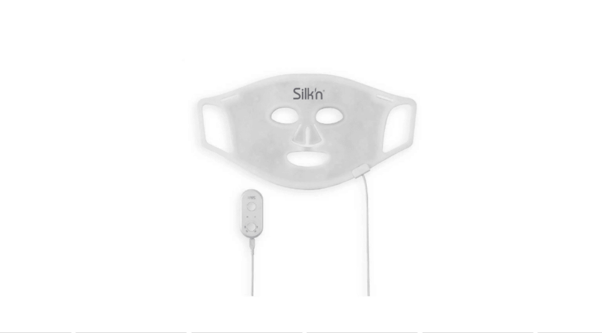 Eine weiße LED-Gesichtsmaske mit der Aufschrift Silkn mit Aussparungen für Augen, Nase und Mund, die über ein Kabel mit einer kleinen weißen Fernbedienung mit Tasten verbunden ist. Der Hintergrund ist einfarbig weiß.