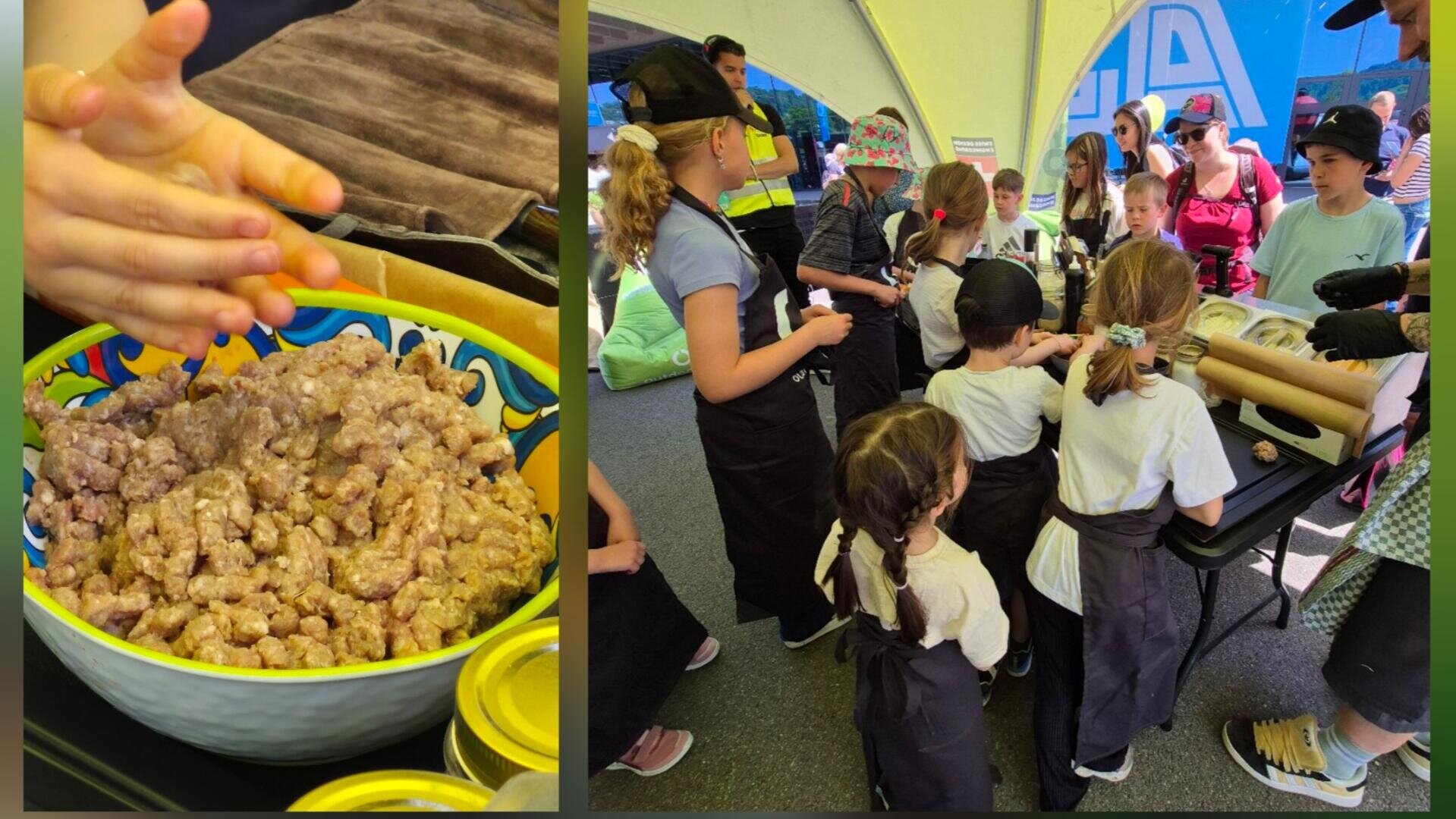 Kinder mit Schürzen und Hüten versammeln sich um einen Tisch im Freien, um zu kochen, während ein Erwachsener dies demonstriert. Eine Nahaufnahme zeigt Hände, die Fleisch neben einer bunten Schüssel mit rohem Fleisch formen.