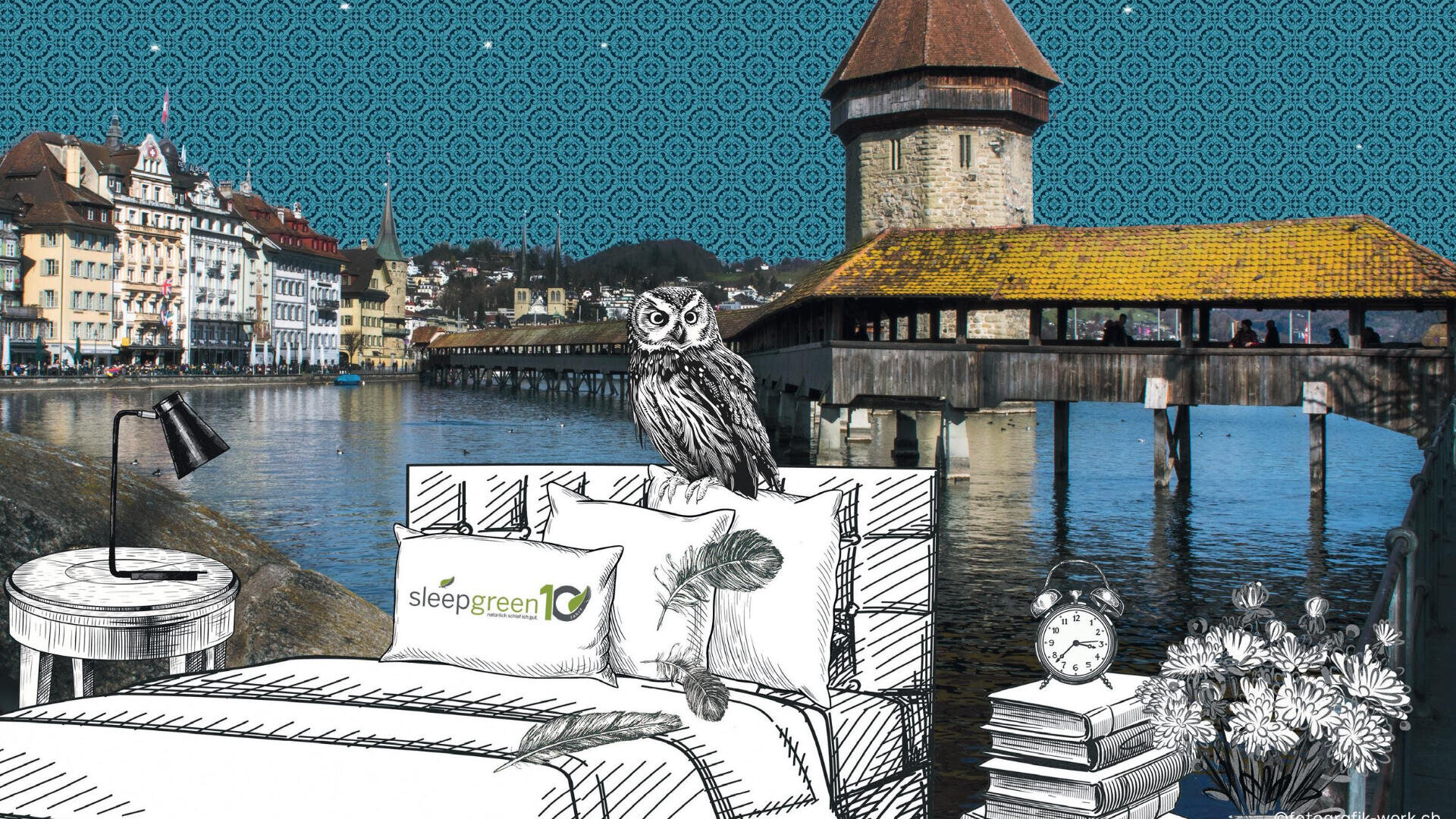 Eine digital collagierte Szene mit einem illustrierten Bett, Nachttisch, Lampe, Büchern und Blumen vor der Kapellbrücke in Luzern. Auf dem Bett sitzt eine Eule, und im Hintergrund sind die Brücke und ein gemusterter blauer Himmel zu sehen.