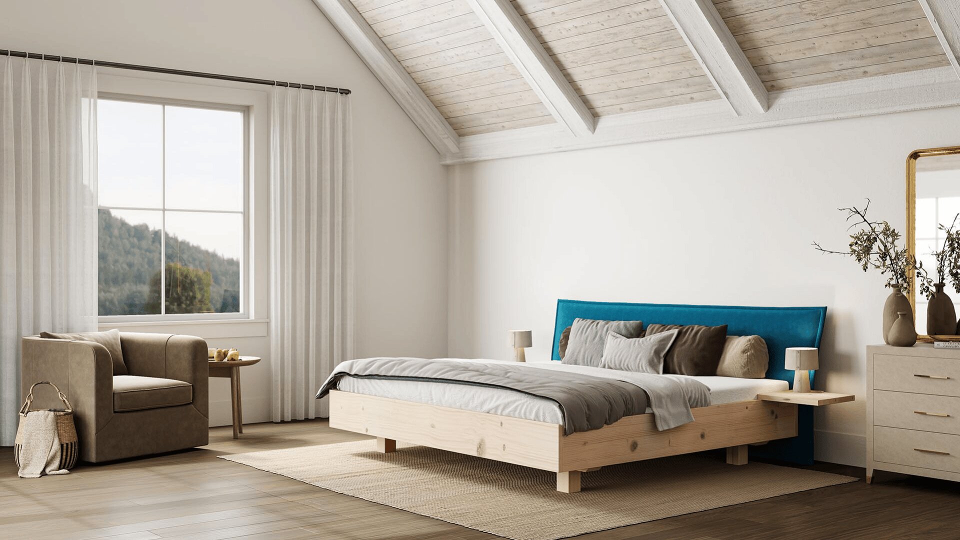 Ein modernes Schlafzimmer mit einer schrägen Decke, einem Holzbett mit blauem Kopfteil, neutraler Bettwäsche, einem beigen Sessel an einem großen Fenster, einer Kommode mit Spiegel und dekorativen Pflanzen. Licht strömt herein und schafft ein gemütliches, luftiges Gefühl.