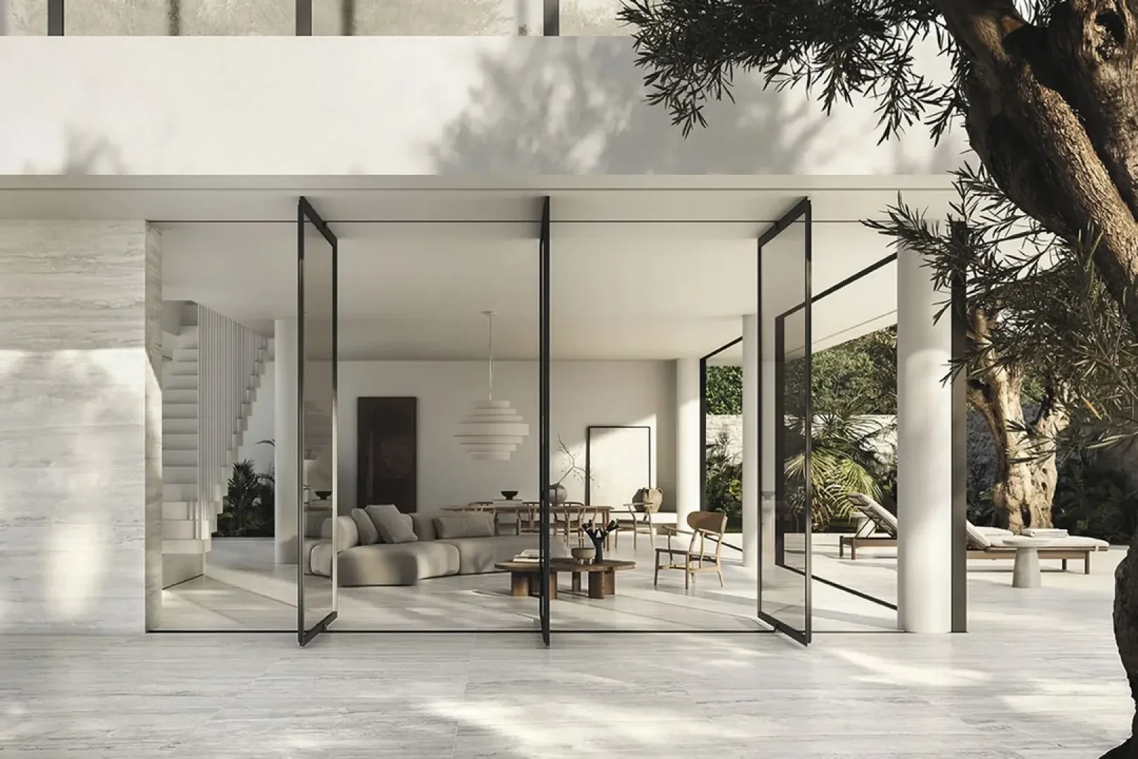 Ein modernes Haus mit Glaswänden öffnet sich zu einer Terrasse hin und bietet den Blick auf einen großzügigen Wohnbereich mit einem Sofa, einem Esstisch und einer großen Hängeleuchte. Von innen sind Zimmerpflanzen und ein Baum zu sehen. Klares, minimalistisches Design in neutralen Farben.