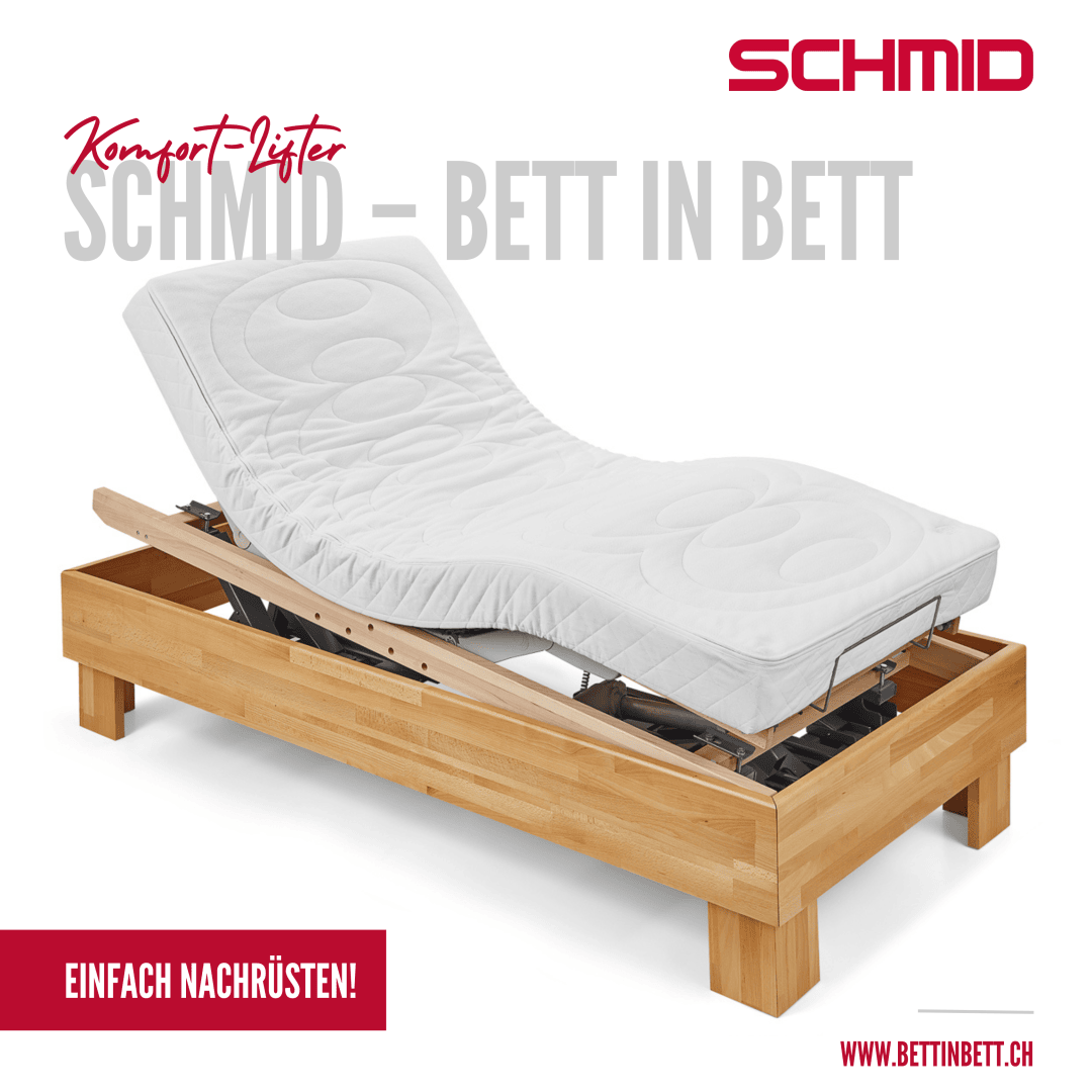 Verstellbarer Bettrahmen aus Holz mit erhöhter, weißer Matratze. Das Kopfteil des Bettes ist erhöht und zeigt seine flexible, ergonomische Gestaltung. Das SCHMID-Logo und die Produktinformationen werden in deutscher Sprache um das Bild herum angezeigt.