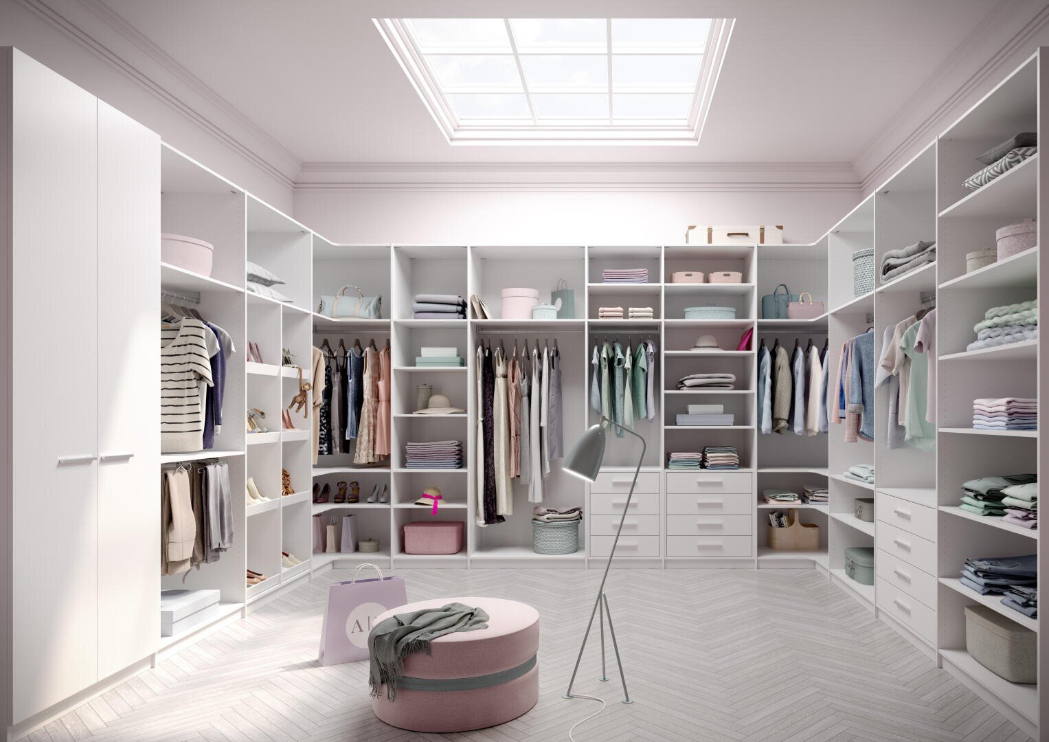 Ein geräumiger, organisierter begehbarer Kleiderschrank mit weißen Regalen, Hängekleidern, Schuhen, Aufbewahrungsboxen und Accessoires. In der Mitte stehen ein runder rosa Hocker und eine Stehlampe, und ein Oberlicht erhellt den Raum.