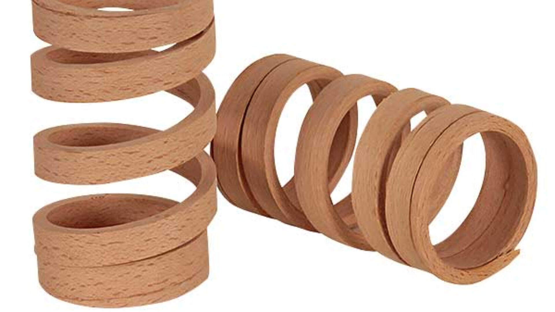 Abgebildet sind zwei spiralförmige Objekte aus Holz, von denen eines aufrecht steht und das andere auf der Seite liegt, wobei die glatte, gewundene Struktur und die hellbraune Farbe zu sehen sind.