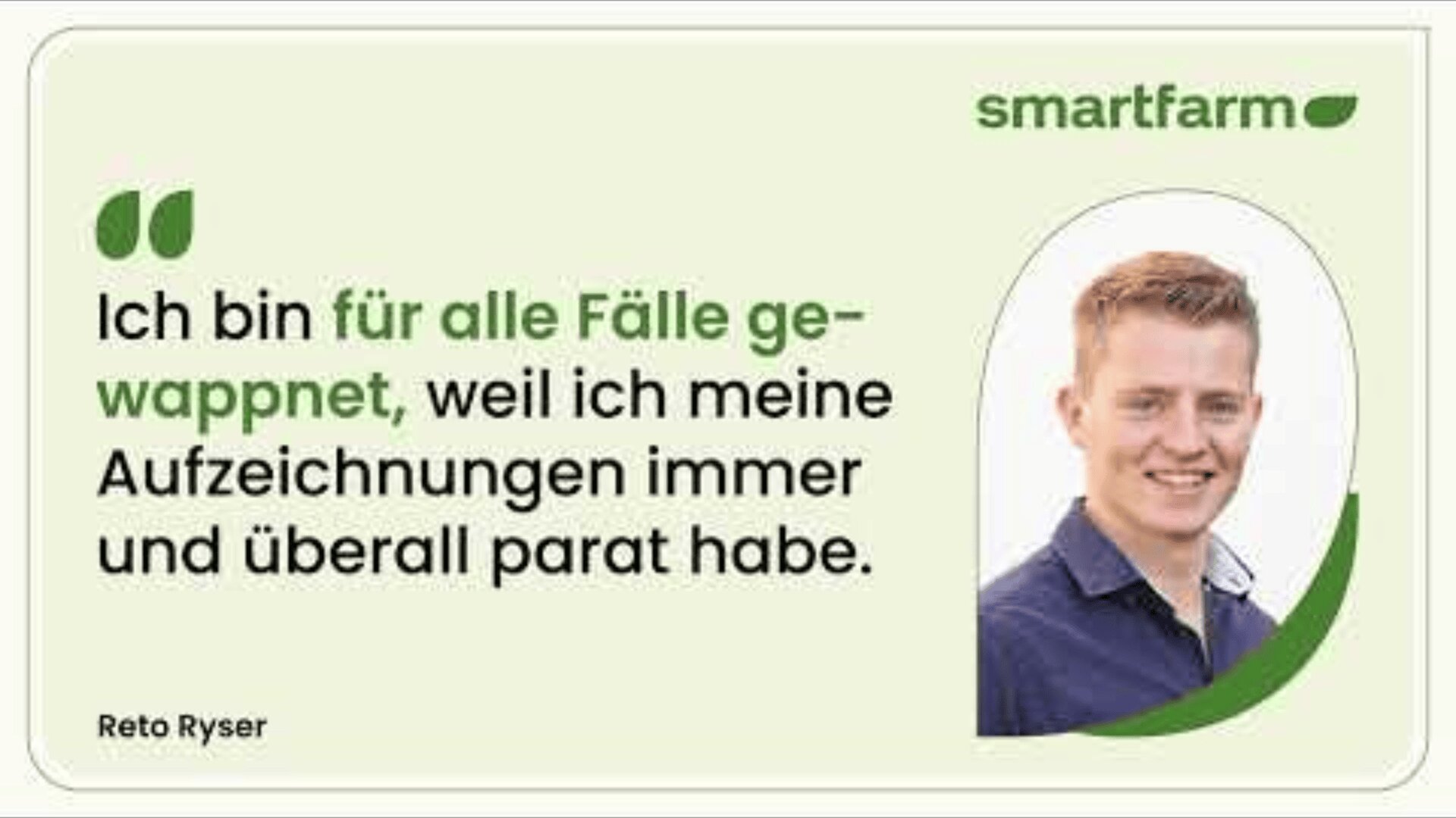 Ein lächelnder Mann mit kurzen Haaren neben einem Smartfarm-Logo und deutschem Text, der besagt, dass er seine Unterlagen immer parat hat. Das Design verwendet grünen und schwarzen Text auf einem hellen Hintergrund.