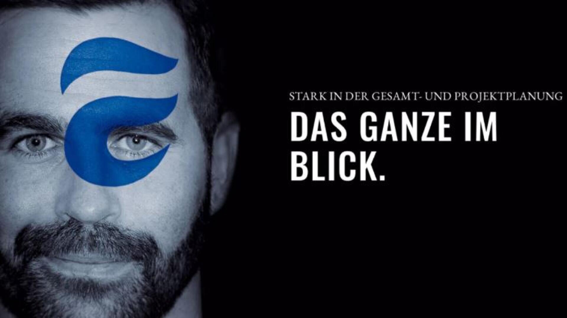Das Gesicht eines Mannes in Graustufen mit einer großen blauen abstrakten Form über seinem linken Auge. Rechts daneben steht ein deutscher Text: STARK IN DER GESAMT- UND PROJEKTPLANUNG DAS GANZE IM BLICK.