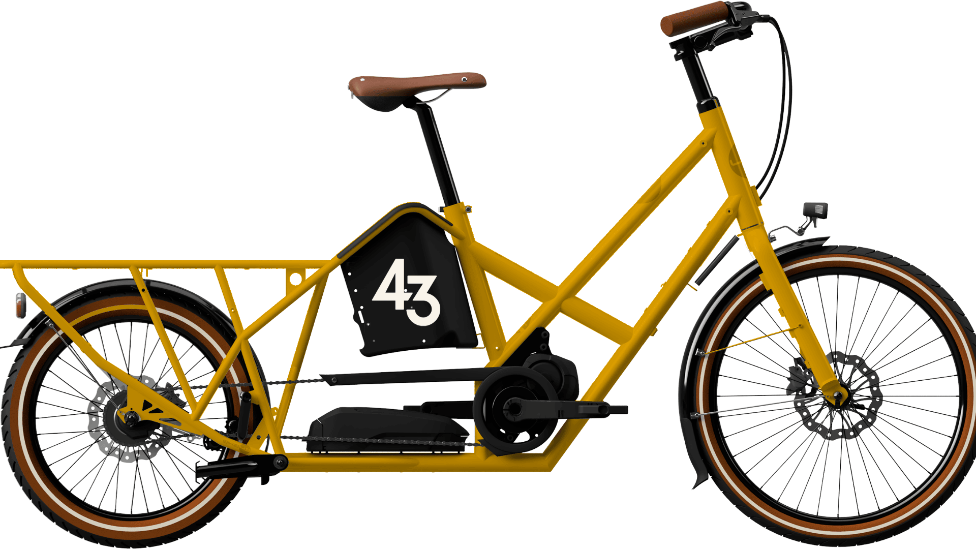 Ein gelbes Elektro-Lastenfahrrad mit braunem Sattel und Lenker, schwarzer Batterie und schwarzem Motor sowie einer großen schwarzen Tafel mit der Aufschrift 43 in der Mitte des Rahmens. Das Fahrrad hat einen Gepäckträger an der Rückseite.