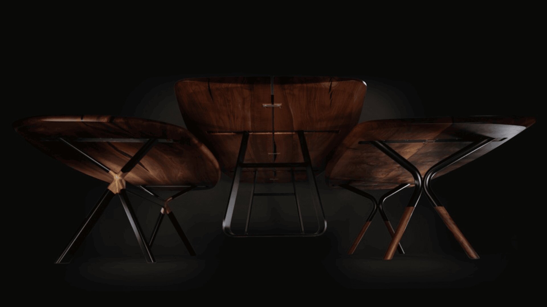 Drei Holztische mit geschwungenen Kanten, von unten gesehen vor schwarzem Hintergrund, die ihre sich kreuzenden Metall- und Holzbeine und glatten, polierten Oberflächen zur Geltung bringen.