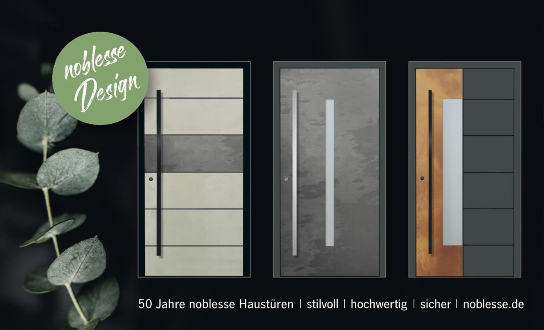 Drei moderne Haustüren mit minimalistischem Design sind nebeneinander ausgestellt. Auf der linken Seite befindet sich ein Eukalyptuszweig und eine grüne Plakette mit der Aufschrift noblesse Design. Der Text darunter hebt 50 Jahre Noblesse Haustüren hervor.