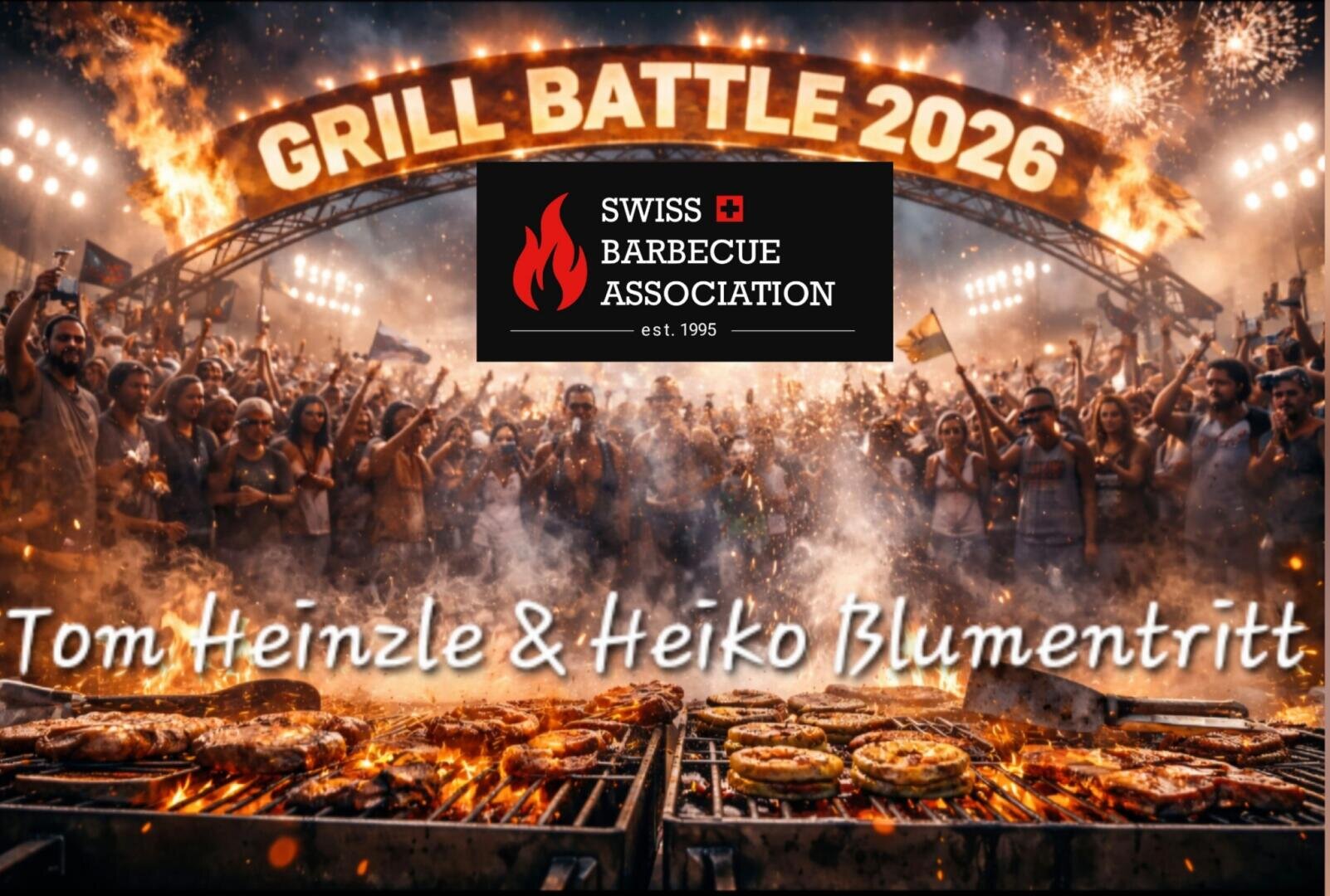 Eine lebhafte Menge feiert bei der Grill Battle 2026 mit Flammen, gegrilltem Essen und einem Banner der Swiss Barbecue Association. Die Namen Tom Heinzle und Heiko Blumentritt sind vorne zu sehen.