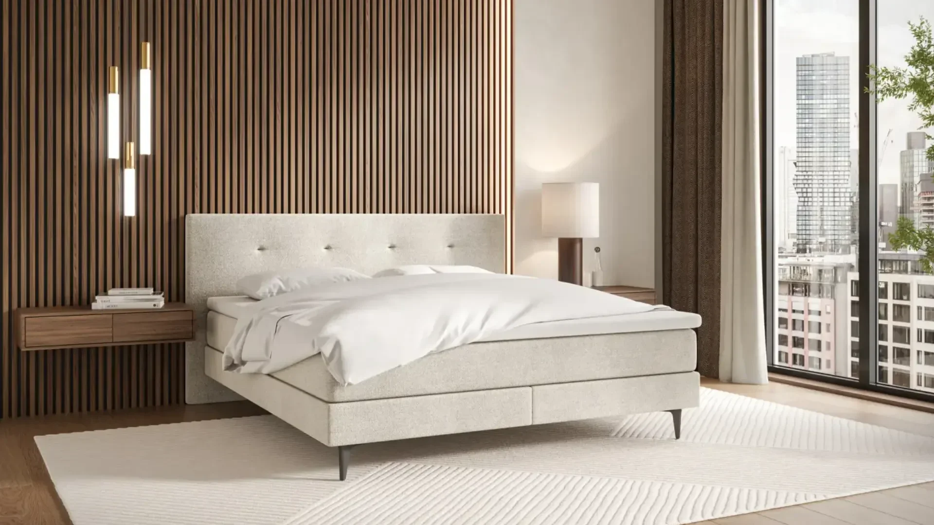 Modernes Schlafzimmer mit einem beigen Polsterbett, weißer Bettwäsche, einer Akzentwand aus Holzlatten, einem schwebenden Nachttisch, einer Lampe und großen Fenstern mit Blick auf die Stadt. Natürliches Licht durchflutet den minimalistischen, neutral getönten Raum.