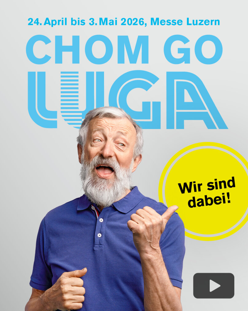 Ein älterer Mann mit grauem Bart in einem blauen Polohemd zeigt auf ihn und lächelt. Der blaue Text lautet CHOM GO LUGA, darüber stehen Veranstaltungsdaten und -ort. In einem gelben Kreis steht "Wir sind dabei!" und unten rechts befindet sich ein Play-Button-Symbol.